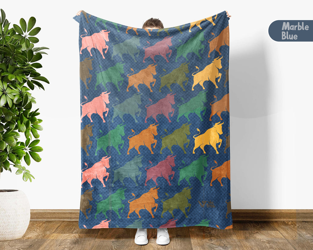Retro Bull Blanket for Farmhouse Decor, Cozy Ranch Throw for Cow Lovers and Rustic Wildlife Home Style