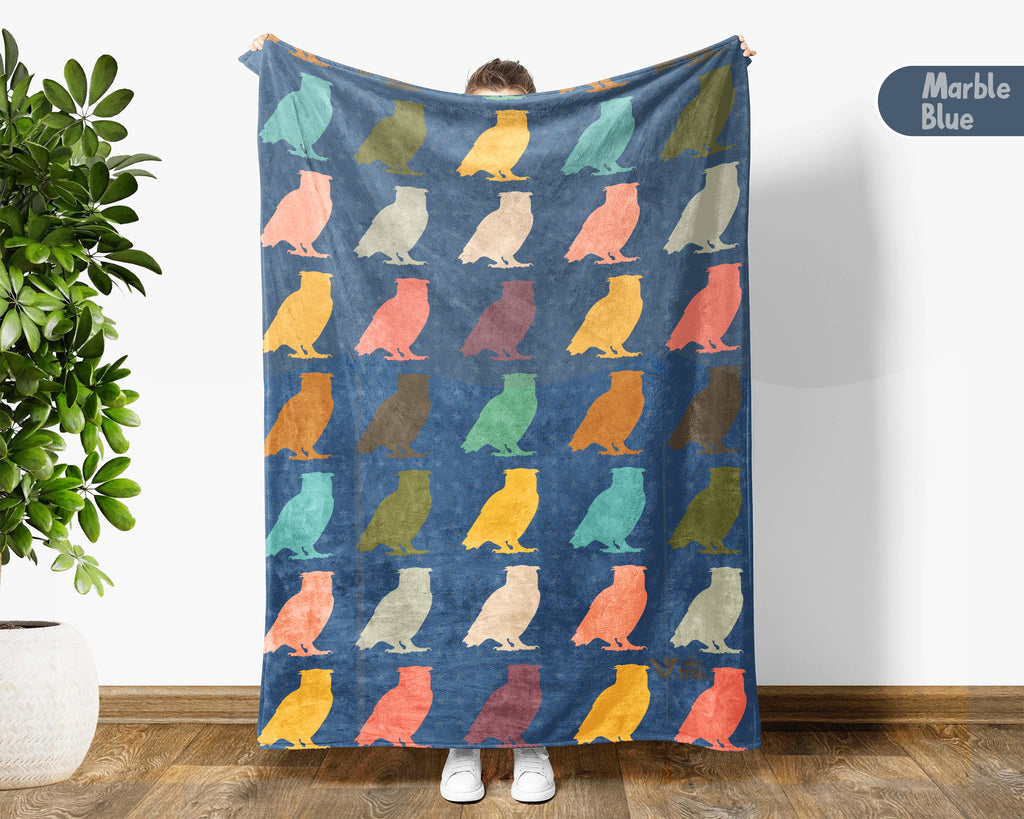 Retro Owl Blanket Gift for Bird Lovers, Cozy Nature Throw, Woodland Decor Accent for Bedroom and Living Spaces