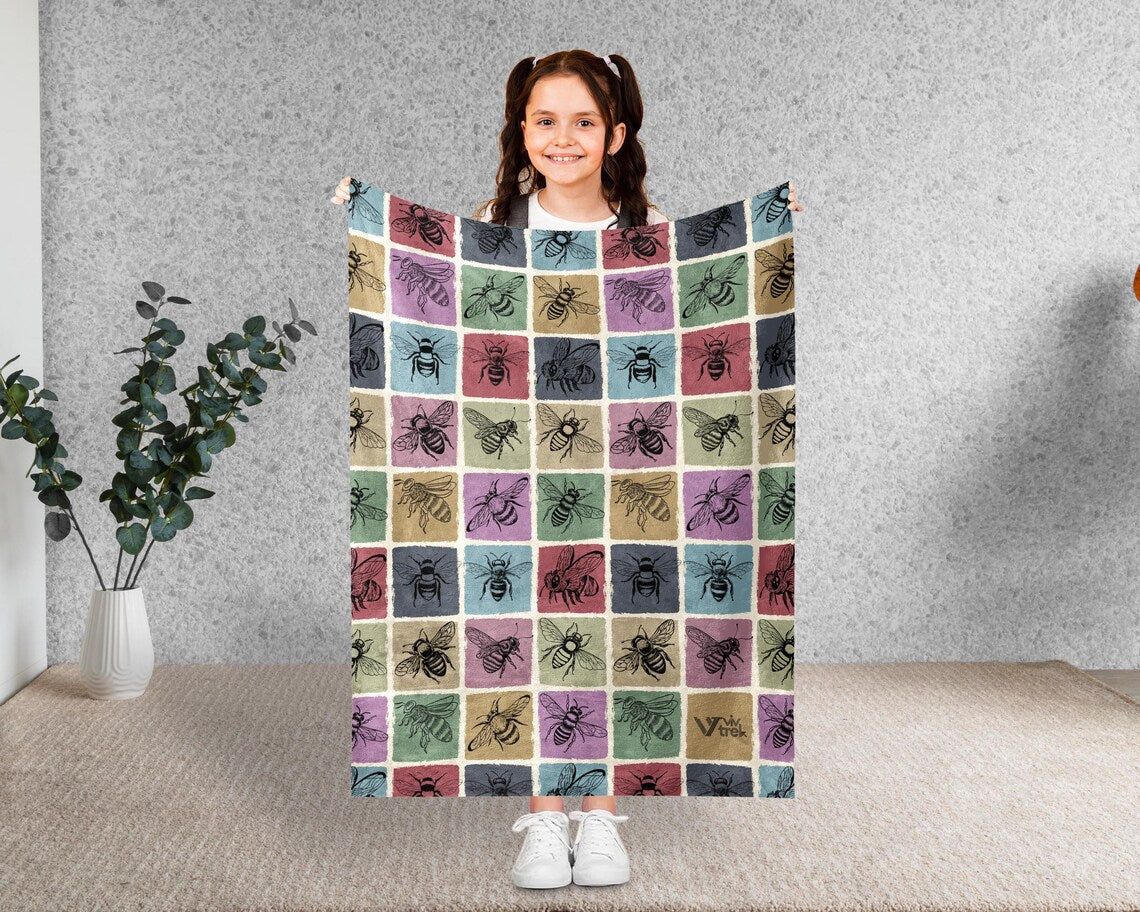 Vintage Bee Gift Blanket | Retro Bee Lover Throw | Cozy Fleece Blanket | Unique Nature Lover Present for Home Decor